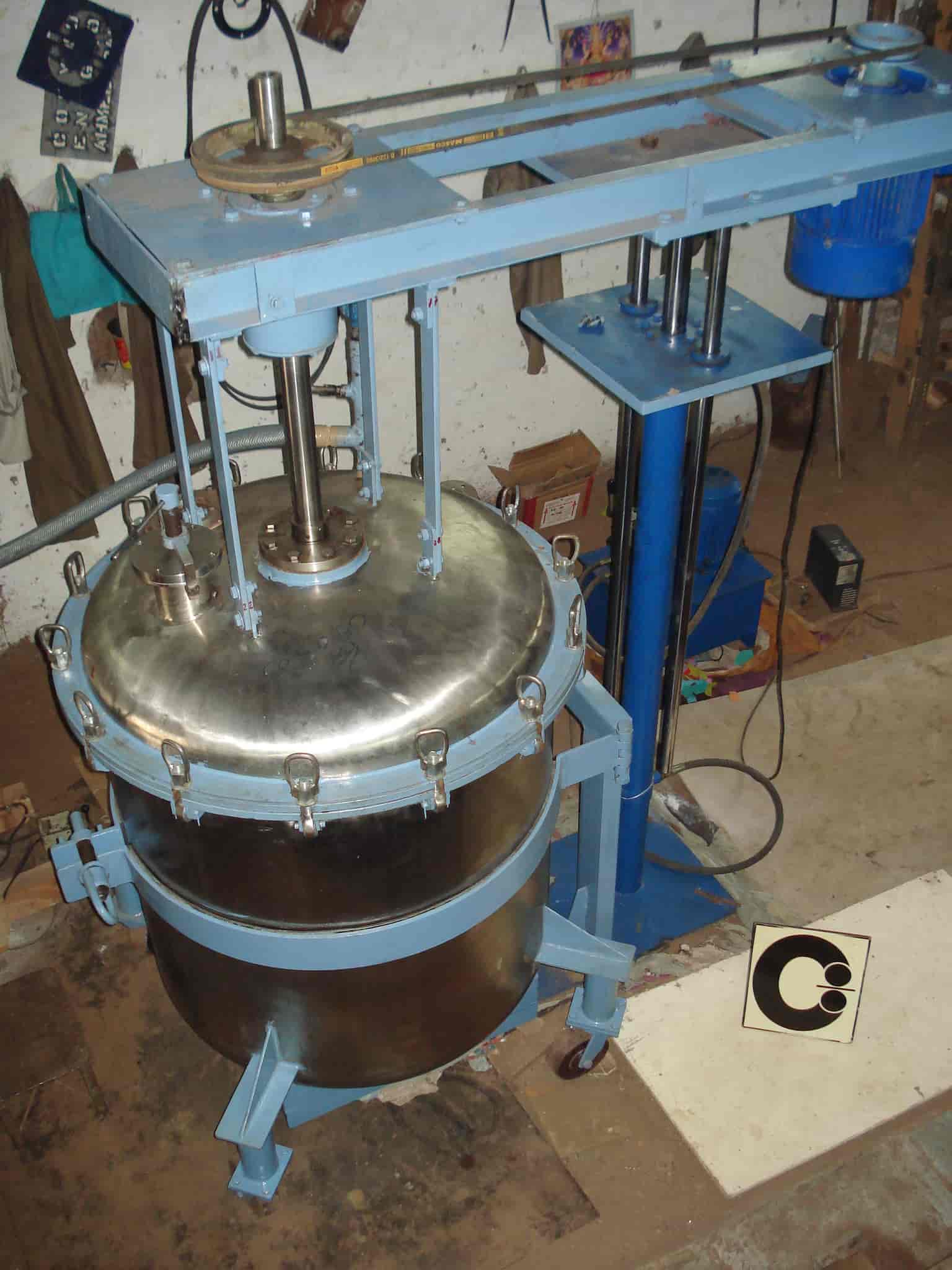 SS Tank with Hydraulic Lifting and Stirrer